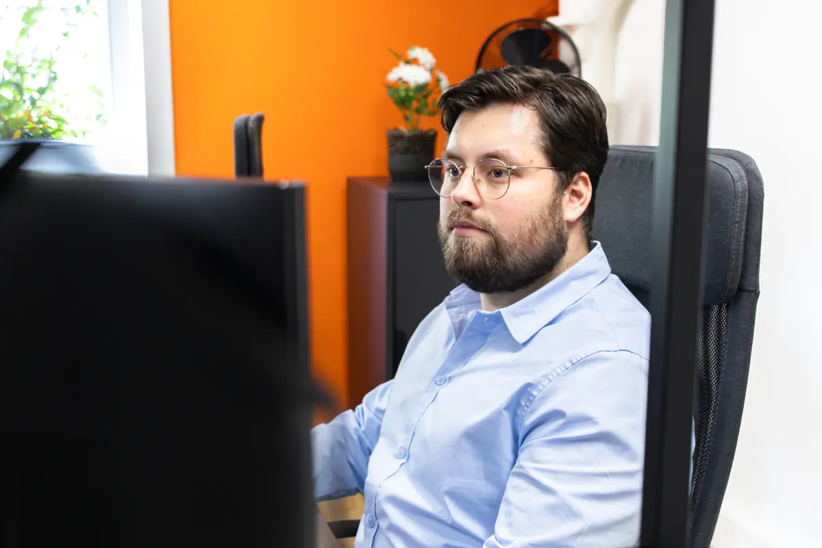 NewHeap engineer achter een bureau kijkt naar een scherm