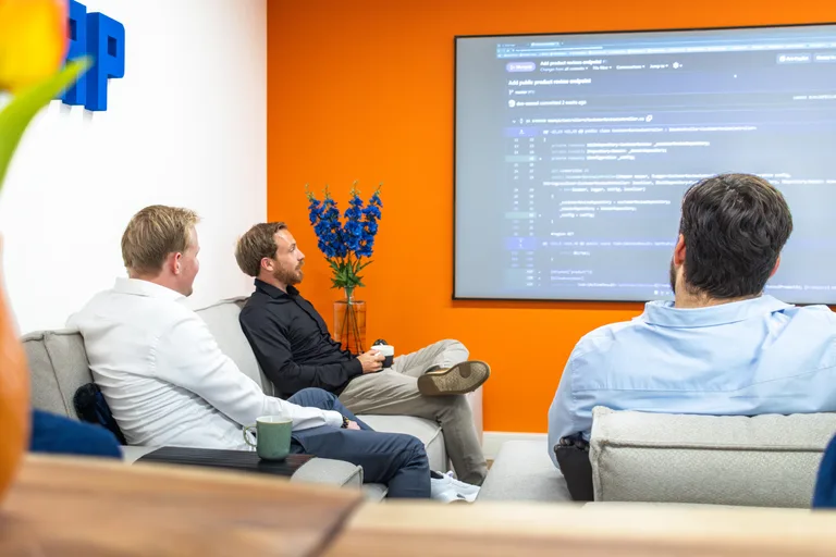 NewHeap team overlegt bij code op een scherm