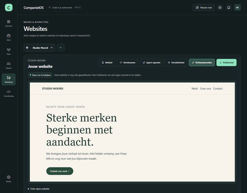 De websitepagina in Companist: een preview van de website van een voorbeeldbedrijf, met knoppen voor mobiel, versiebeheer, ontwerpmodus en publiceren.